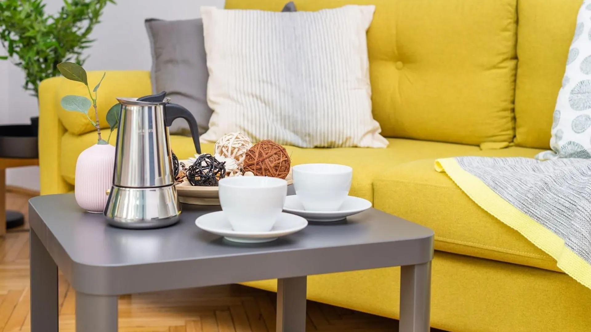 Smolna 8 - Warm Apartment With Balcony By Noclegi Renters Warszawa Polska