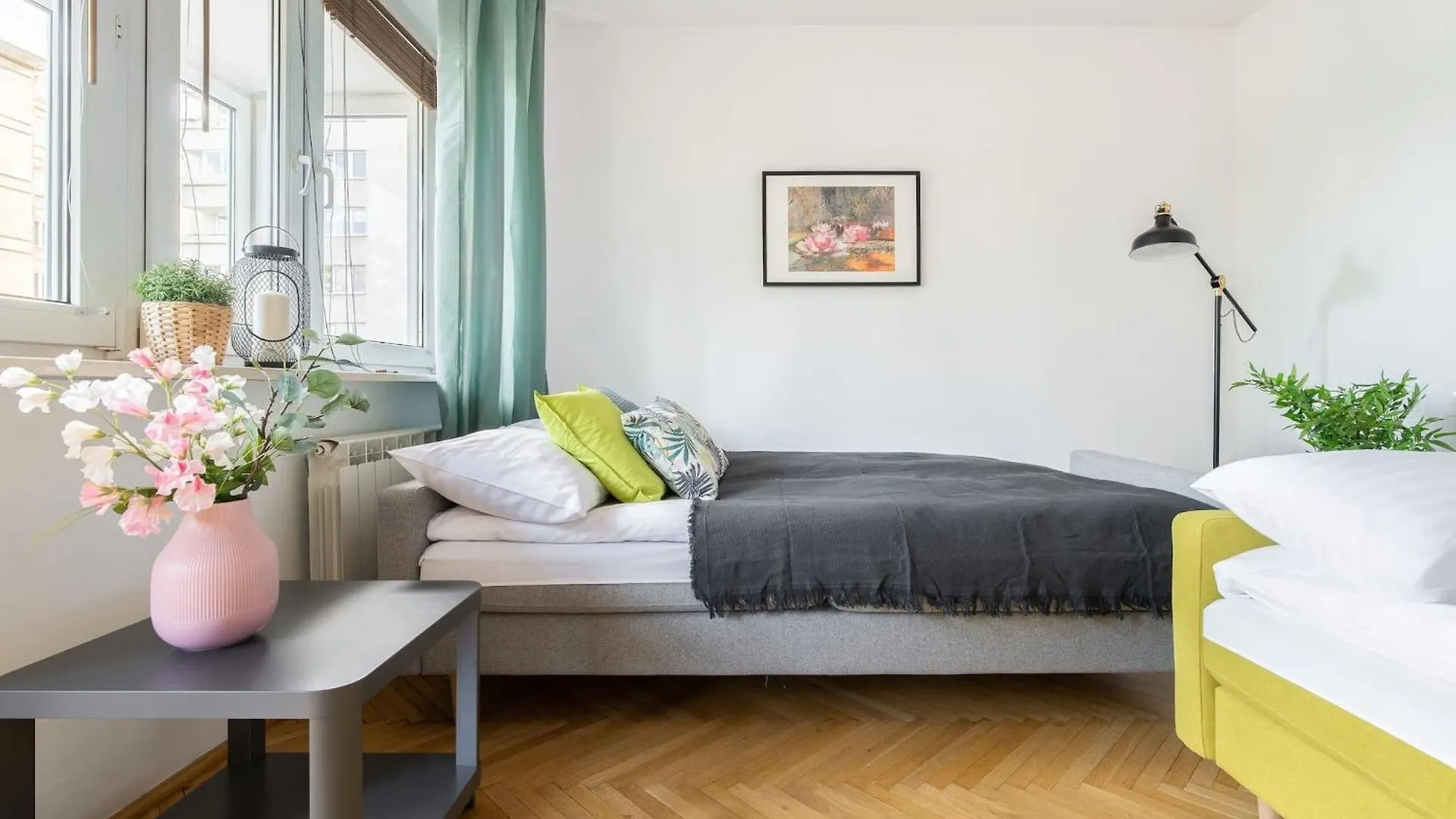 Smolna 8 - Warm Apartment With Balcony By Noclegi Renters Warszawa Polska